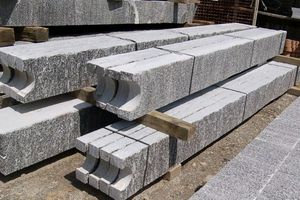 Pergolapfosten 8-9 x 25 - spaltrauh, mit Kerbe