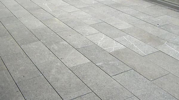 Bodenplatten GUBER - Kanten gefräst, Oberfläche geflammt
