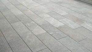 Bodenplatten GUBER - Kanten gefräst, Oberfläche geflammt